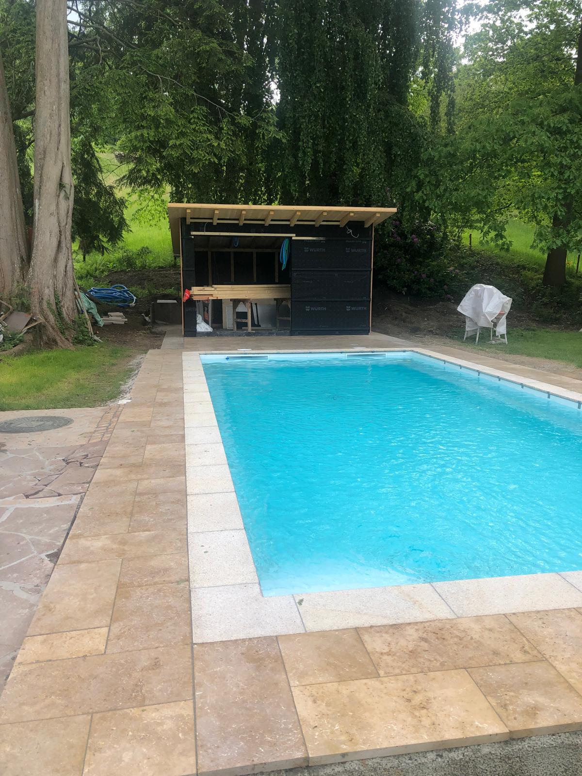 Pool mit Gartenhaus