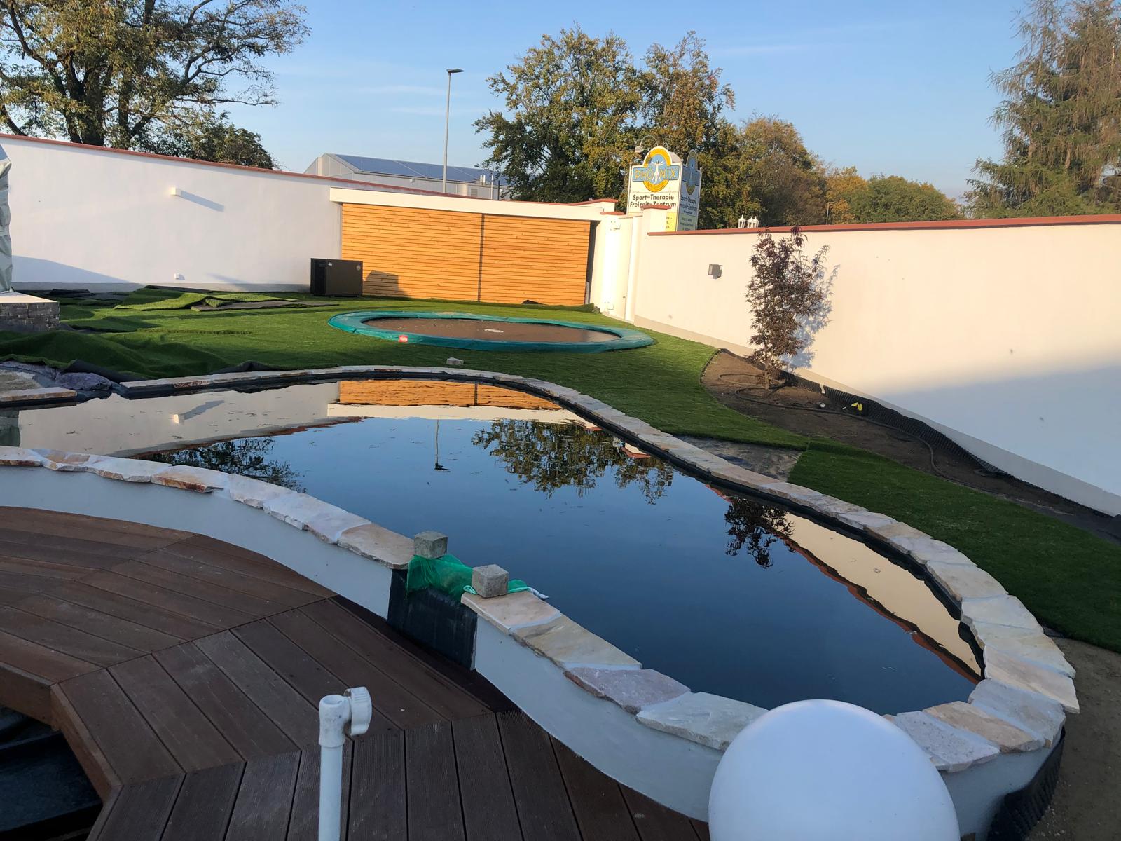 Pool mit Gartenanlage