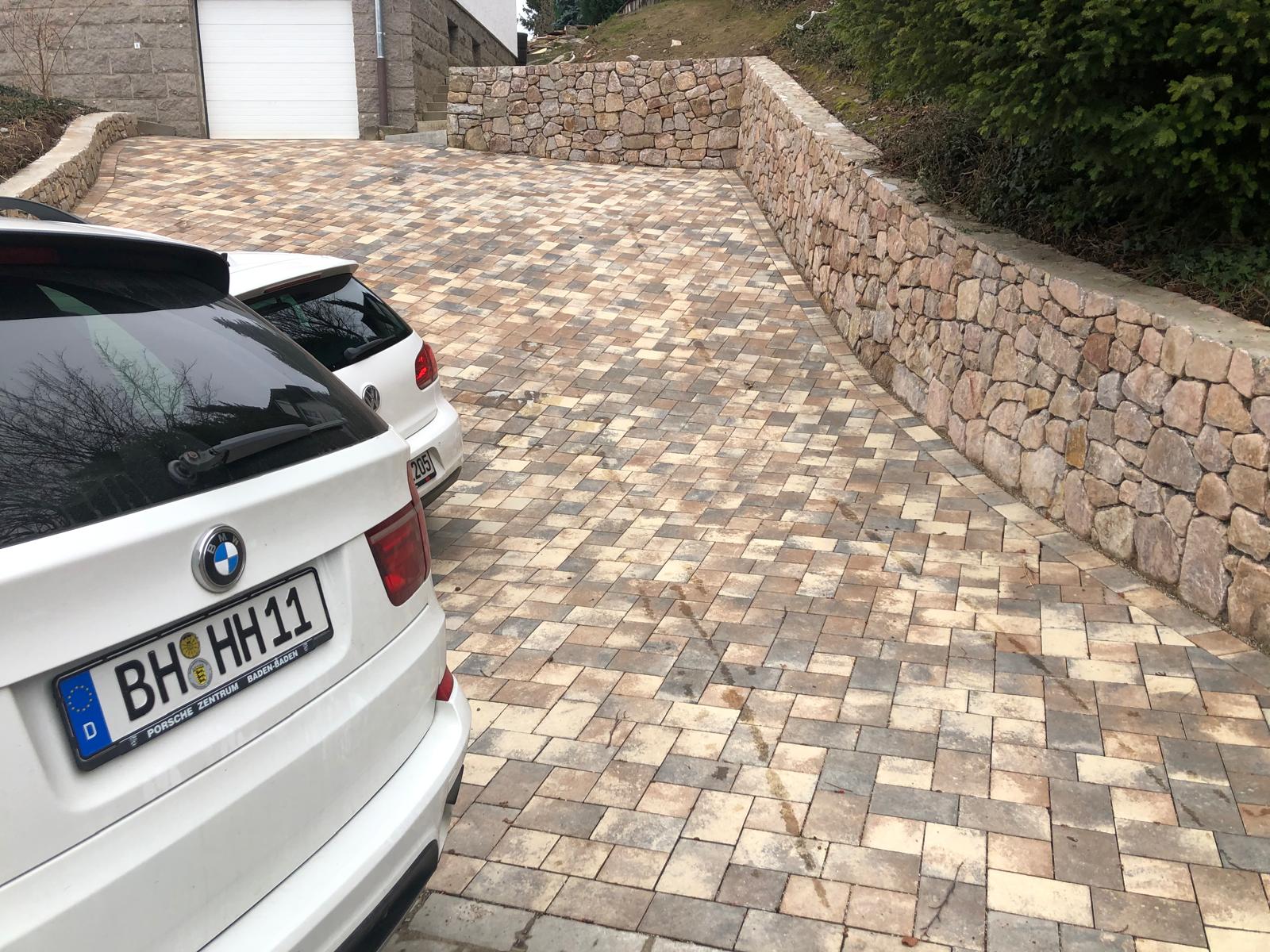 Einfahrt mit Mauer