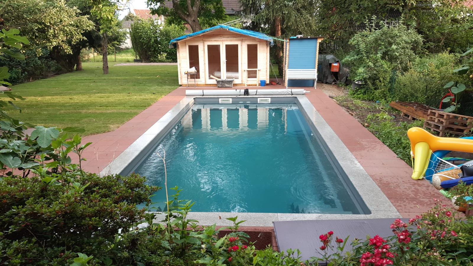 Schwimmbad und Gartenanlage Tagansicht