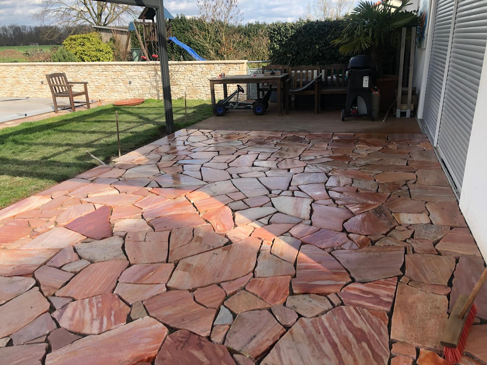 Rote Naturstein Terrasse Polygonalplatten