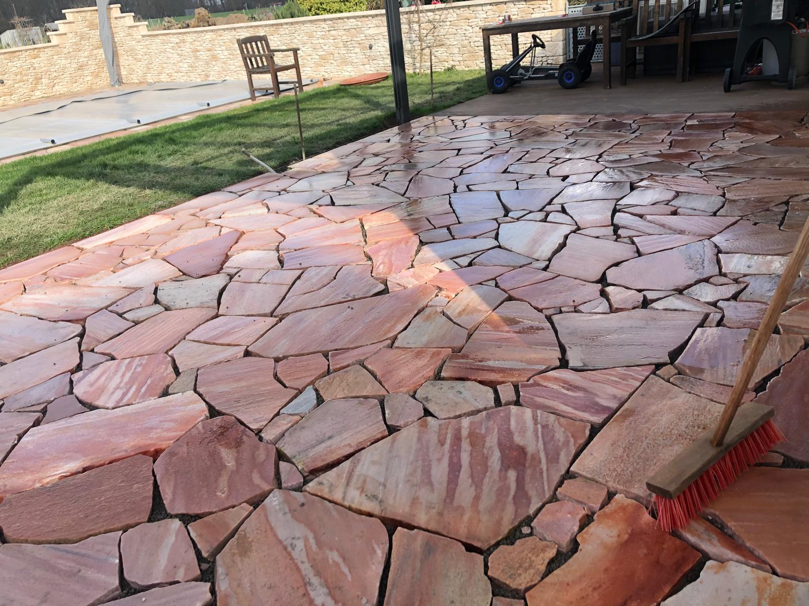 Rote Polygonalplatten Terrasse Nahaufnahme