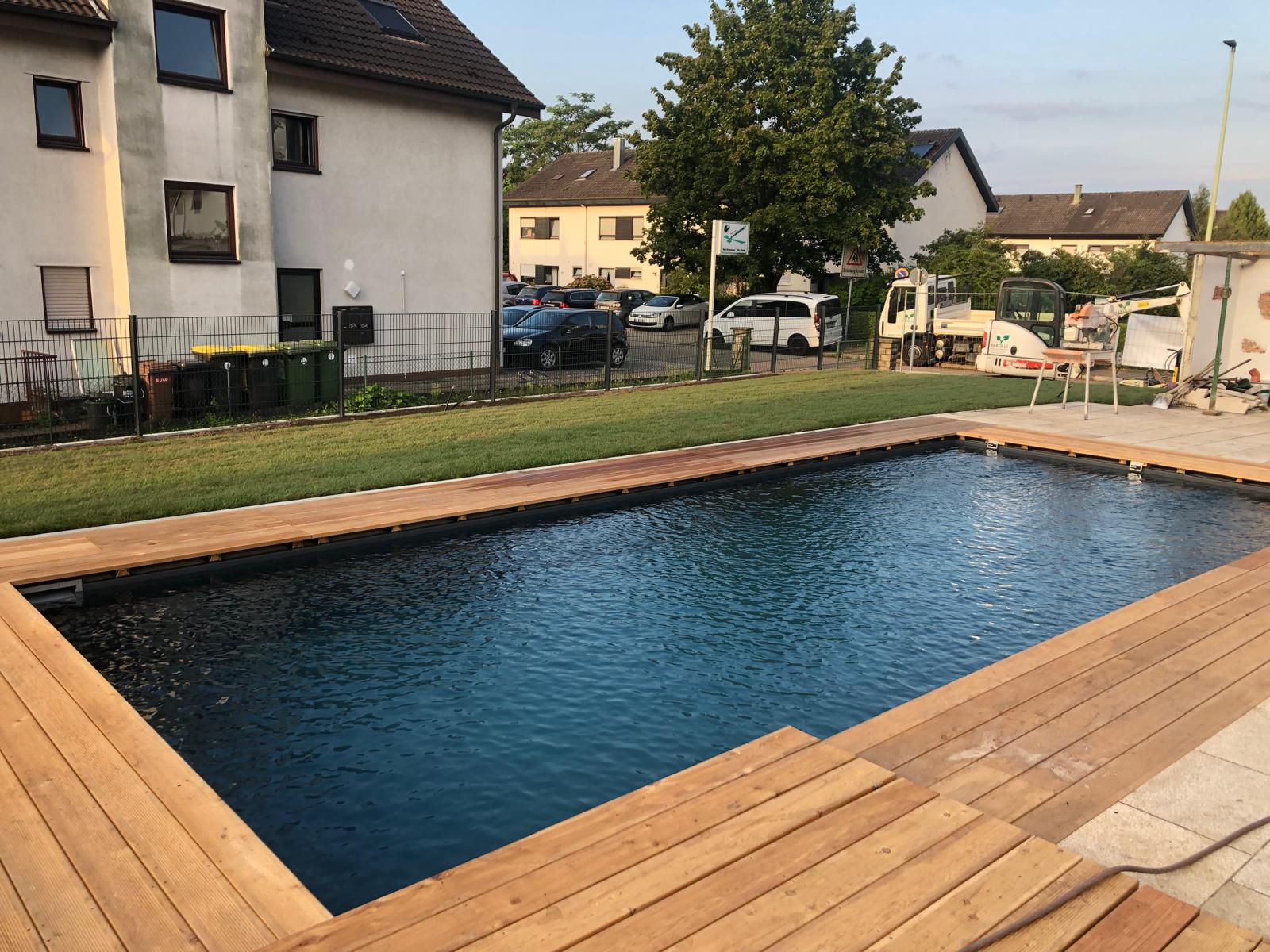 Pool mit Holzdeck